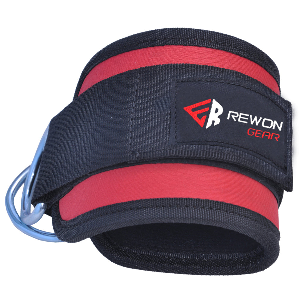 Verstellbare rote und schwarze Knöchelbandage für Kabelzugtraining, ideal für Beinübungen und Fitnessboxen, von Rewon Gear.