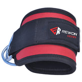 Verstellbare rote und schwarze Knöchelbandage für Kabelzugtraining, ideal für Beinübungen und Fitnessboxen, von Rewon Gear.