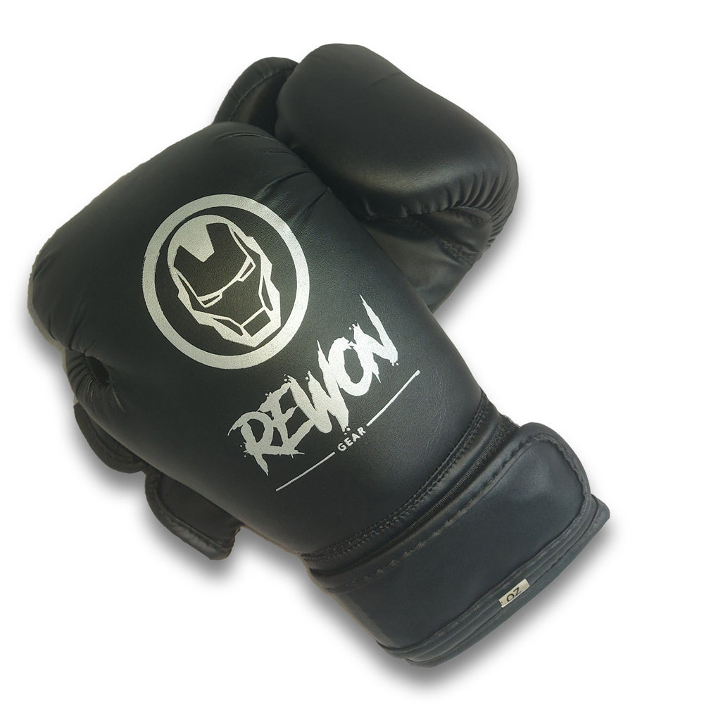 Schwarze Kinder-Boxhandschuhe von Rewon mit stoßdämpfendem PU-Schaum, ideal für Boxen und Fitness-Training.