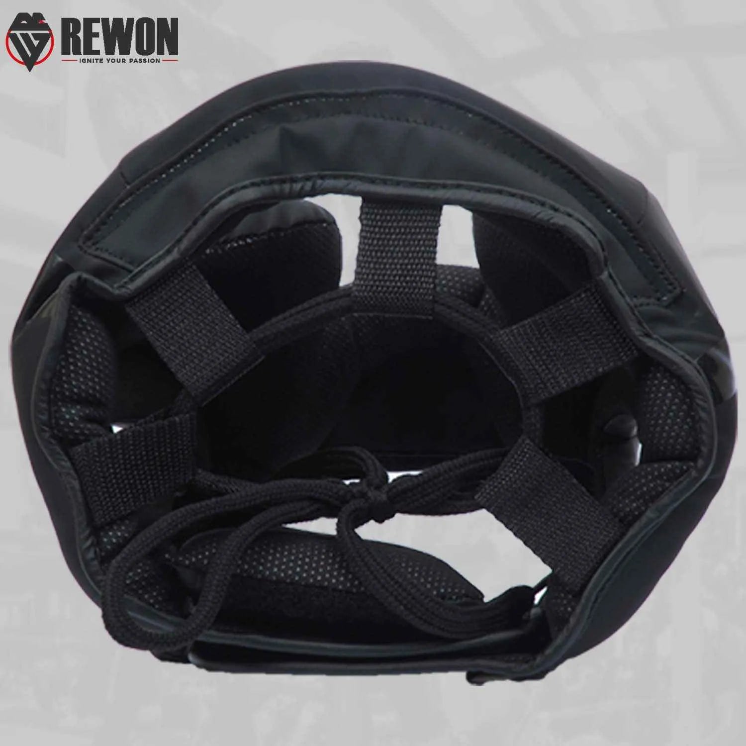 Rewon Classic MMA Kickboxen Kopfschutz in Schwarz, ideal für Boxen und Fitness, bietet umfassenden Kopf- und Gesichtsschutz.