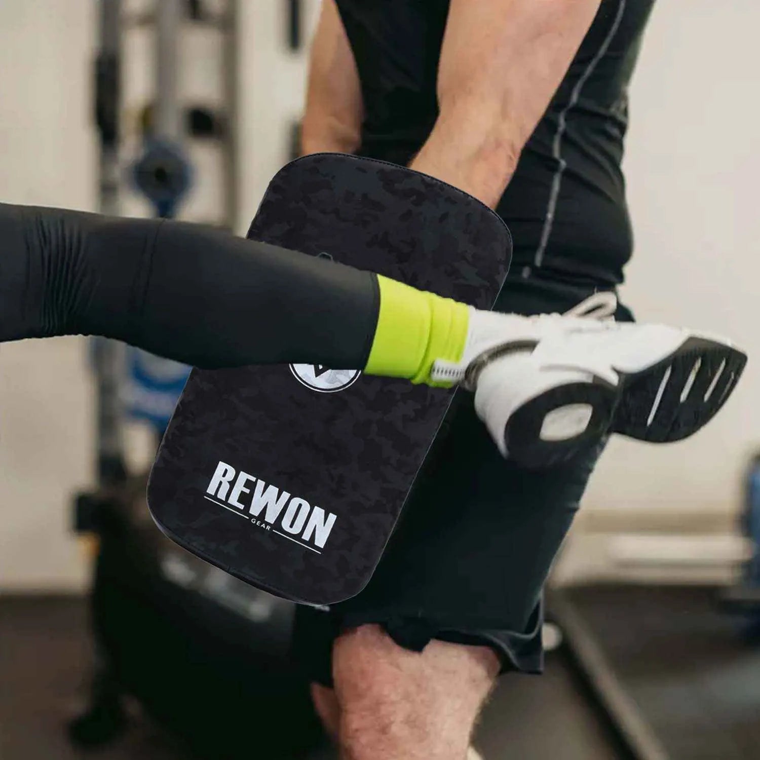 Kickboxen mit Rewon Camouflage Schlagpolster, ideal für Boxtraining und MMA, hochwertige Boxausrüstung für Fitness und Kampfsport.