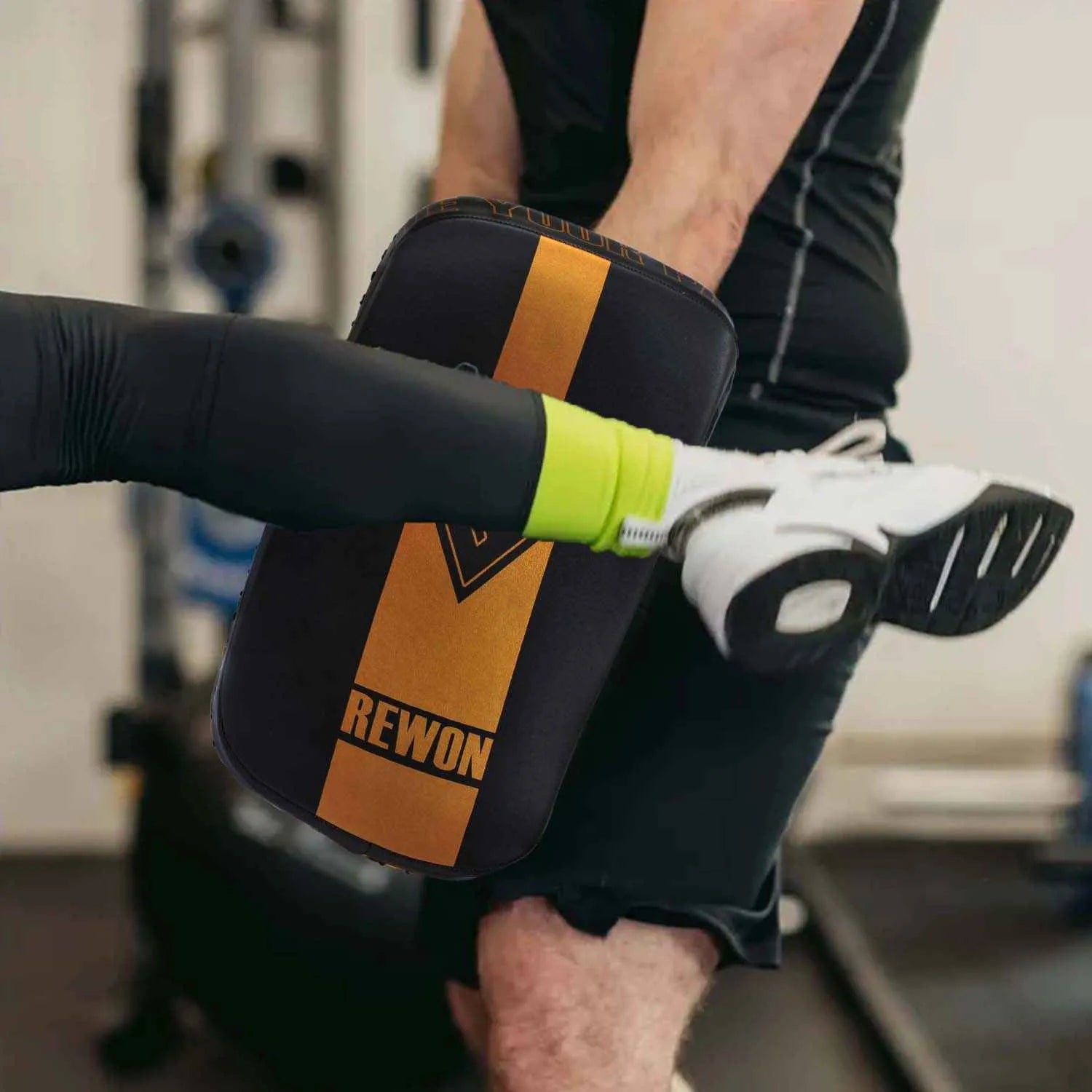 Rewon Classic Schlagpolster für Kickboxtraining, ideal für Boxen und MMA, hochwertiges Kunstleder, Schwarz/Golden. Boxausrüstung online.