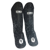 Night Camo Schienbeinschoner for Kickboxen, Kunstleder, by Rewon, ideal for Boxing, MMA, Martial Arts, durable and shock-absorbing.