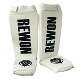 Weiße Rewon Schienbeinschoner für Kickboxen und Boxtraining, vorgeformt und anpassbar mit dehnbarem Riemen, für Männer geeignet.