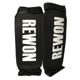 Schwarze Rewon Schienbeinschoner für Kampfsport, ideal für Kickboxen und MMA. Komfortable Passform mit verstellbarem Verschluss.