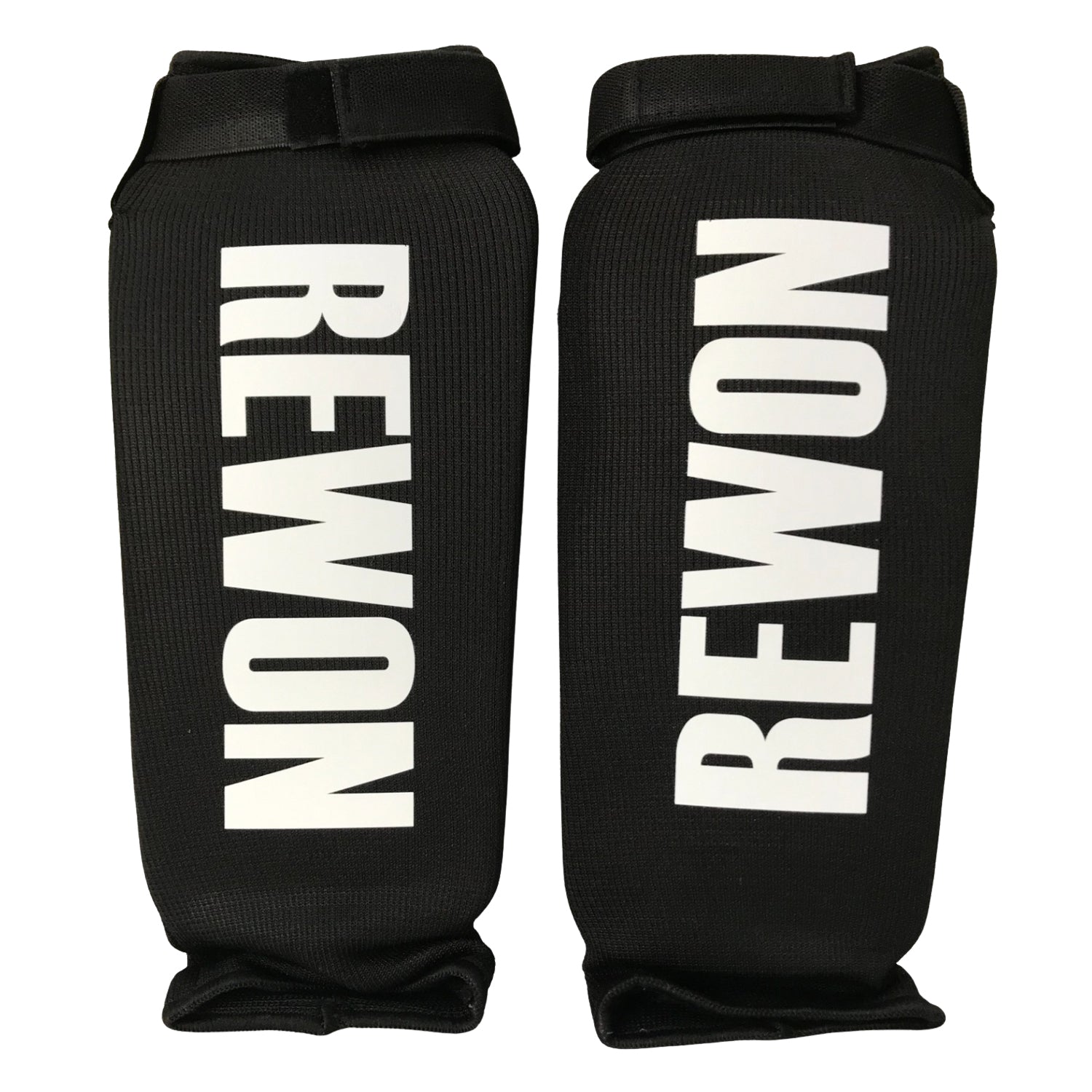 Schwarze Rewon Schienbeinschoner für Kickboxen und MMA, Komfortable Passform mit verstellbarem Riemen. Boxtraining und Fitnesszubehör.
