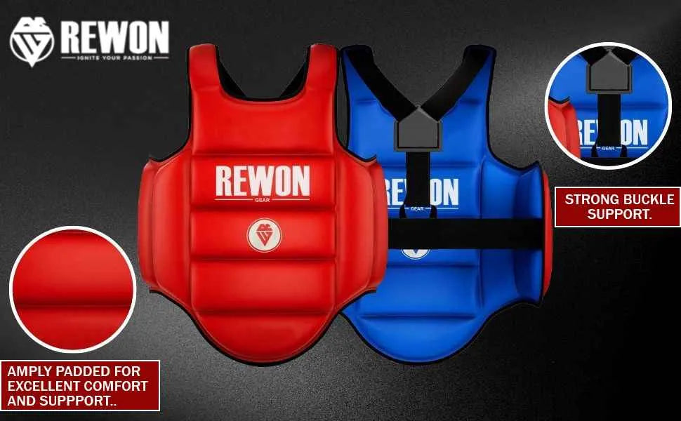 Wendebarer Brustschutz von Rewon in Rot und Blau mit starkem Verschluss, ideal für Boxtraining und Fitness.
