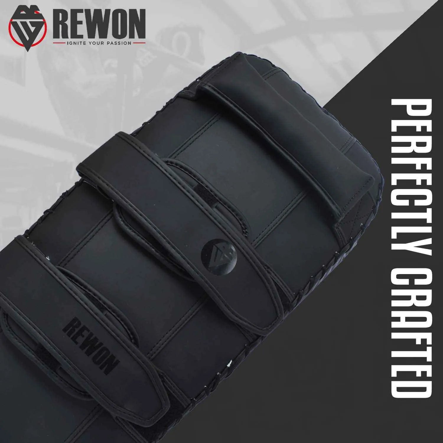 Rewon Schlagpolster Kickpratzen MMA Trainerpolster in Schwarz for Boxtraining, ideal for Kickboxen and Fitness training at home.