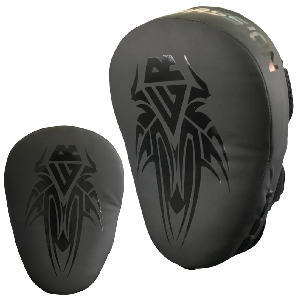 Rewon curved focus mitts for boxing, made of Maya Hide leather in black, ideal for training and shock absorption. Perfect boxing gear.