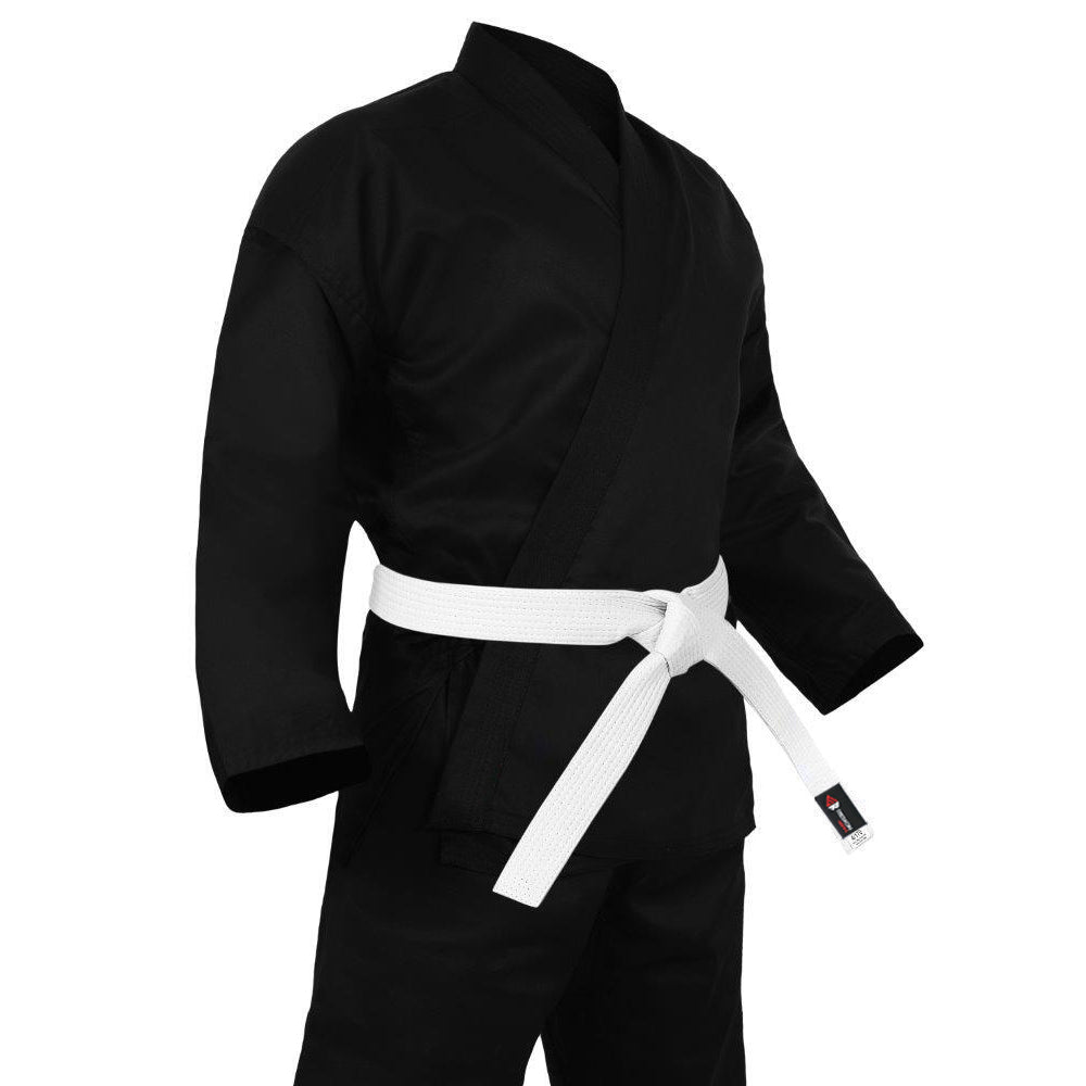 Schwarzer Karate-Gi von Rewon aus Polyester/Baumwolle mit weißem Gürtel, ideal für Boxtraining, Kickboxen und Fitness.