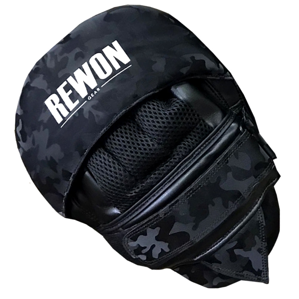 Camouflage Rewon boxing focus mitts in Maya Hide leather for optimal shock absorption, ideal for fitness and boxing training.