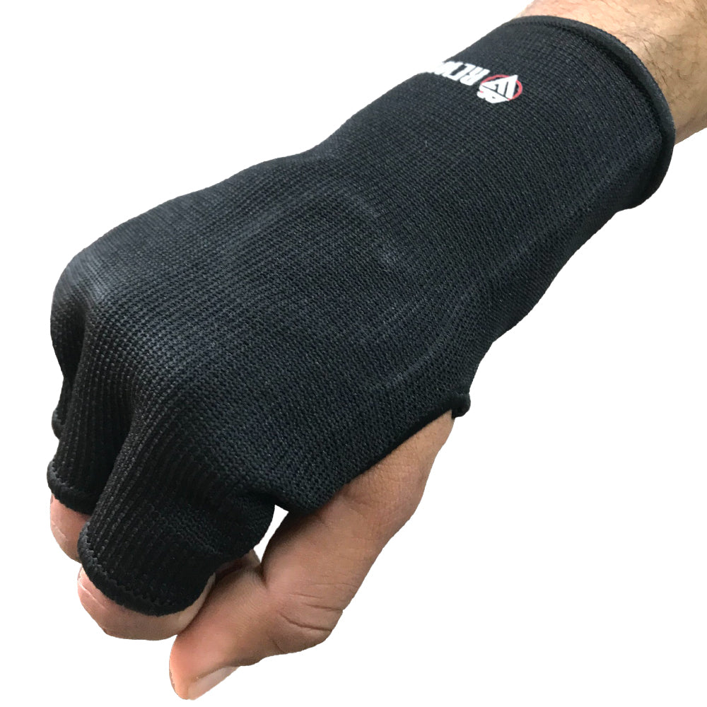 Innenhandschuhe Schwarz von Rewon Gear für Boxen, MMA und Fitness; atmungsaktiv und dehnbar für bequeme Passform, ideal als Boxunterlage.