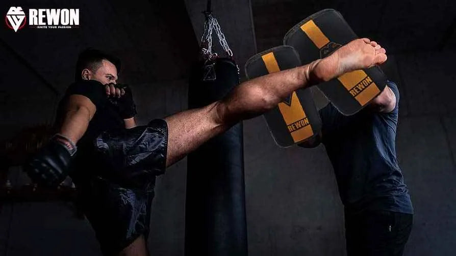 Kickbox training with Rewon classic kick pads, ideal for boxing and MMA workouts. Durable and high-quality gear for fitness enthusiasts.